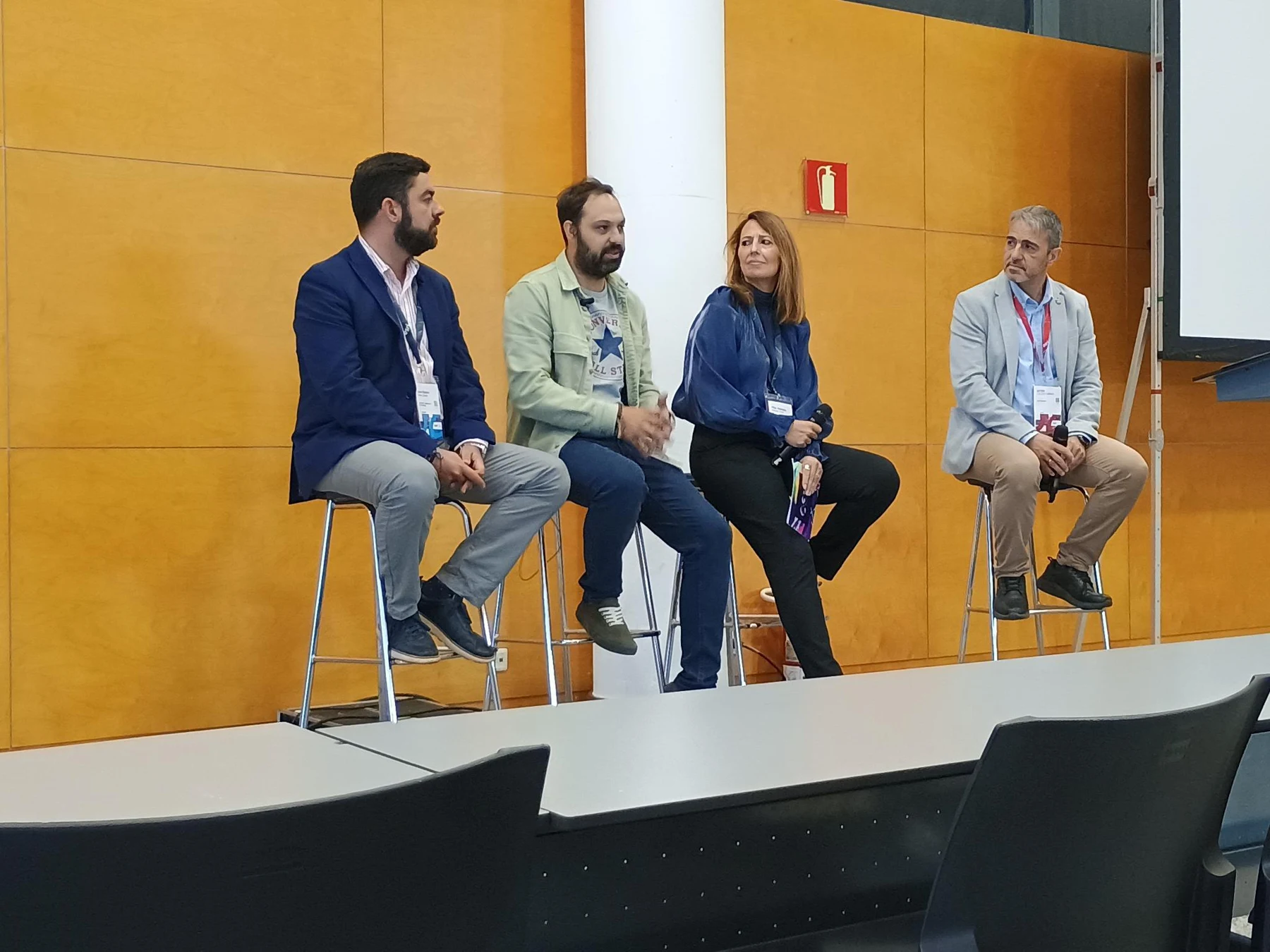 Mesa redonda del foro de empleo GIS con cuatro participantes