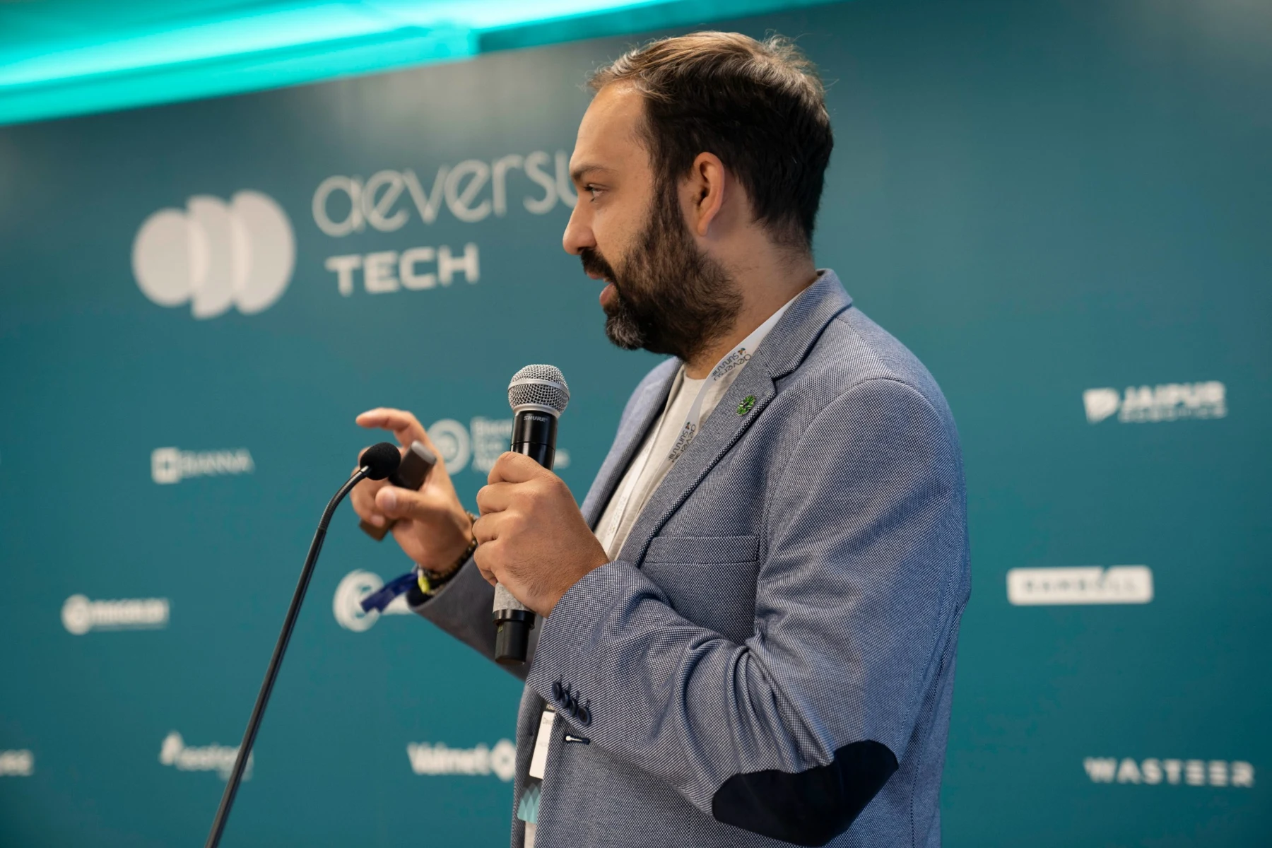 David Redondo interviene con micrófono en TECH AEVERSU